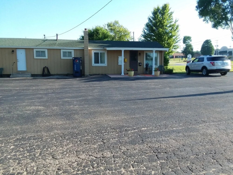 Lakes-N-Trails Motel