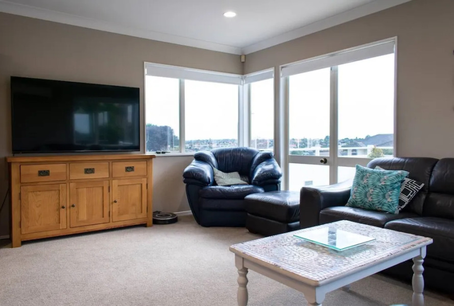 Grand 4 Bedroom Home With Balcony and Garden