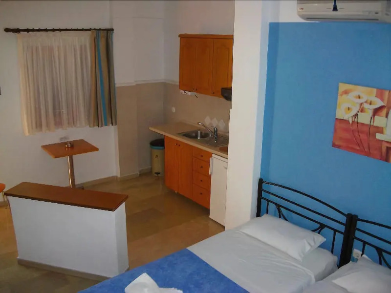 Pella House Studios & Apartments