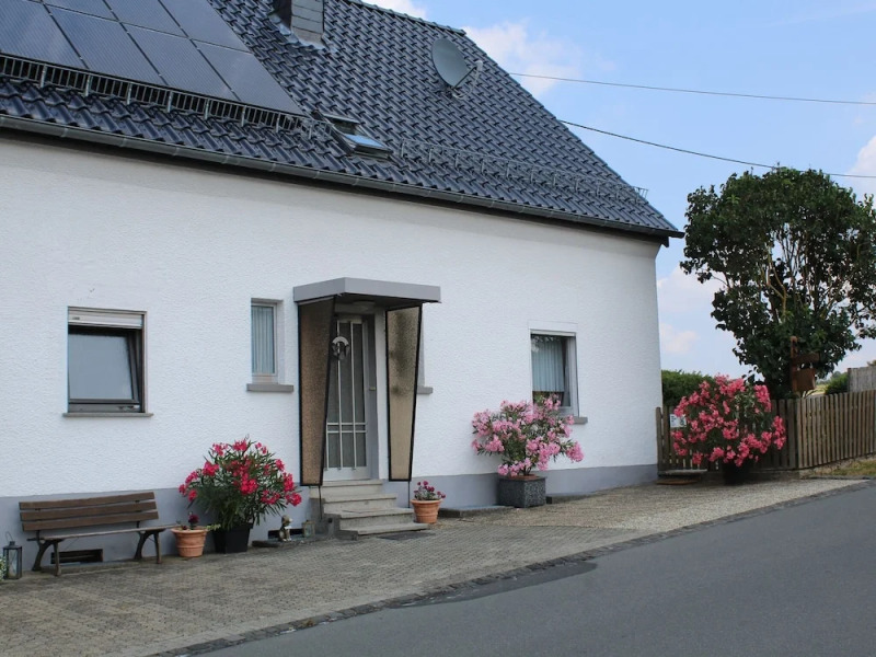 Comfortable Home With Large Sunny Garden In Beautiful Surroundings