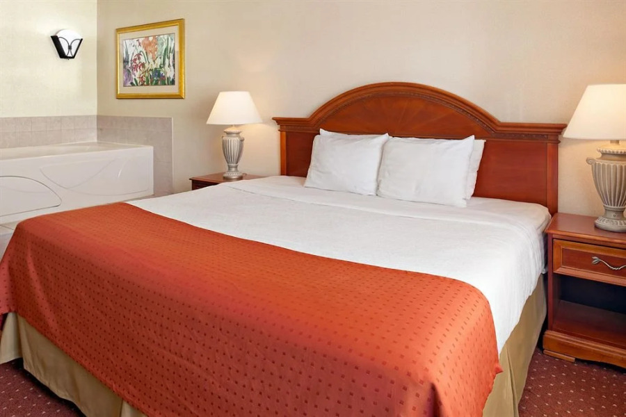 HomeRidge Inn & Suites