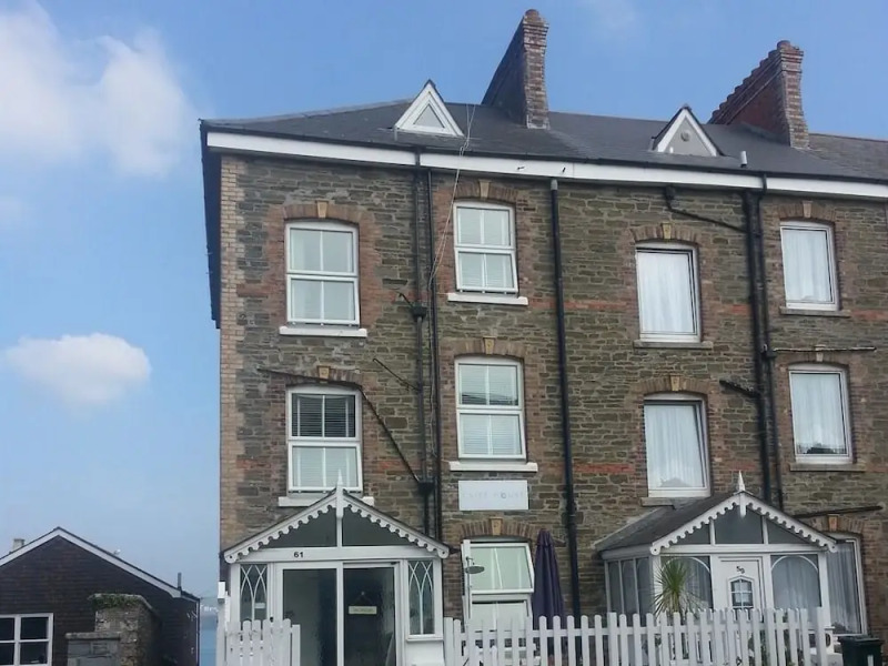 Cliff House B&B & The Moorings Apartments - Guest house