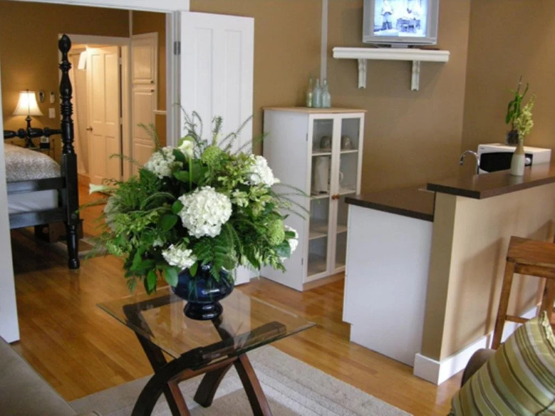 The Porch on Frances Inn