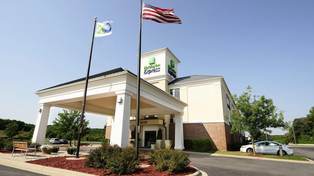 Holiday Inn Express & Suites Delafield by IHG