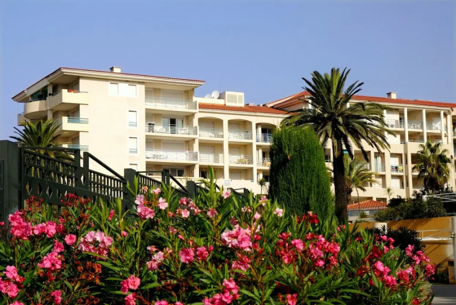 Open Les Pins Bleus