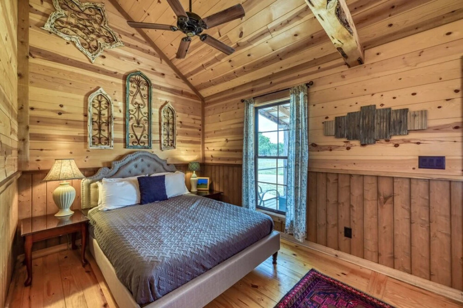 Cozy Cabin in the Heart of 290 Wine Trail