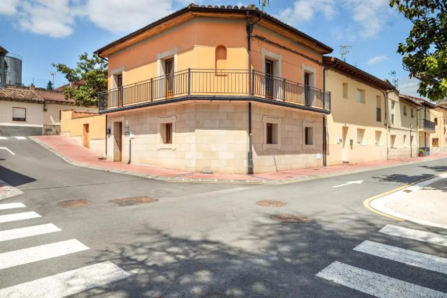 URIBE-ENEA Casa sola con amplio patio en Elciego con visita a bodega