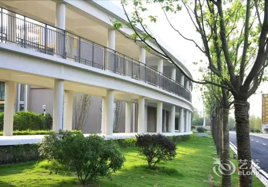 Lakeside Camphor Tree Hotel