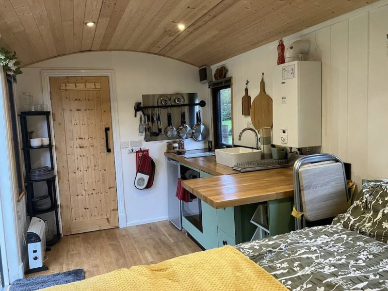 1 Bed Converted Railway Wagon Near Crickhowell