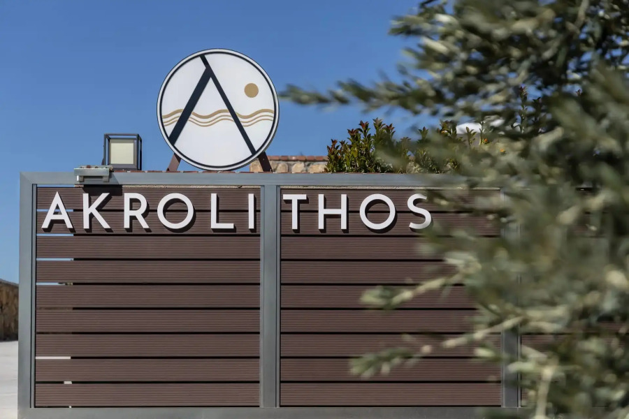Akrolithos luxury suites