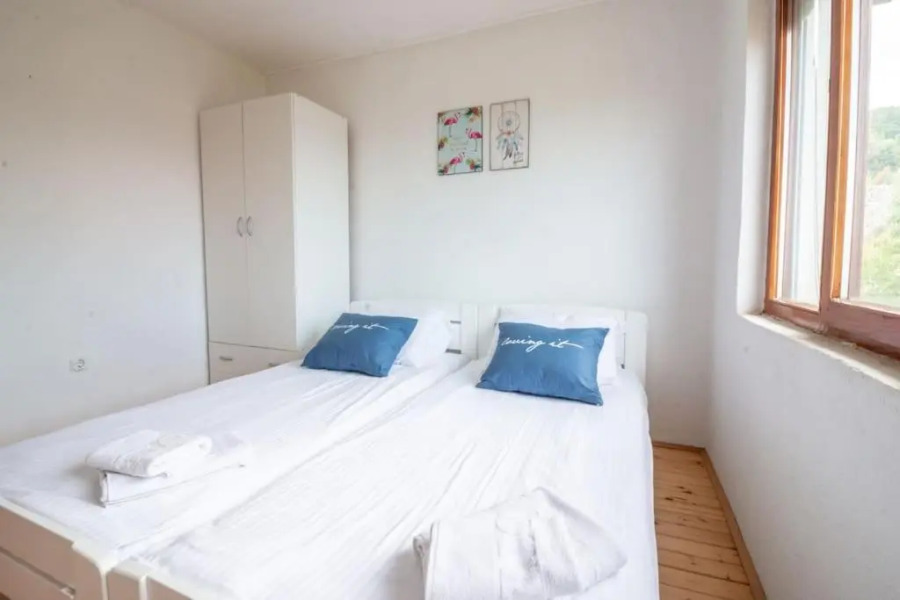 Casa Farmak - 4 Bedroom Lux Apartment with Infinity Pool & Lake View