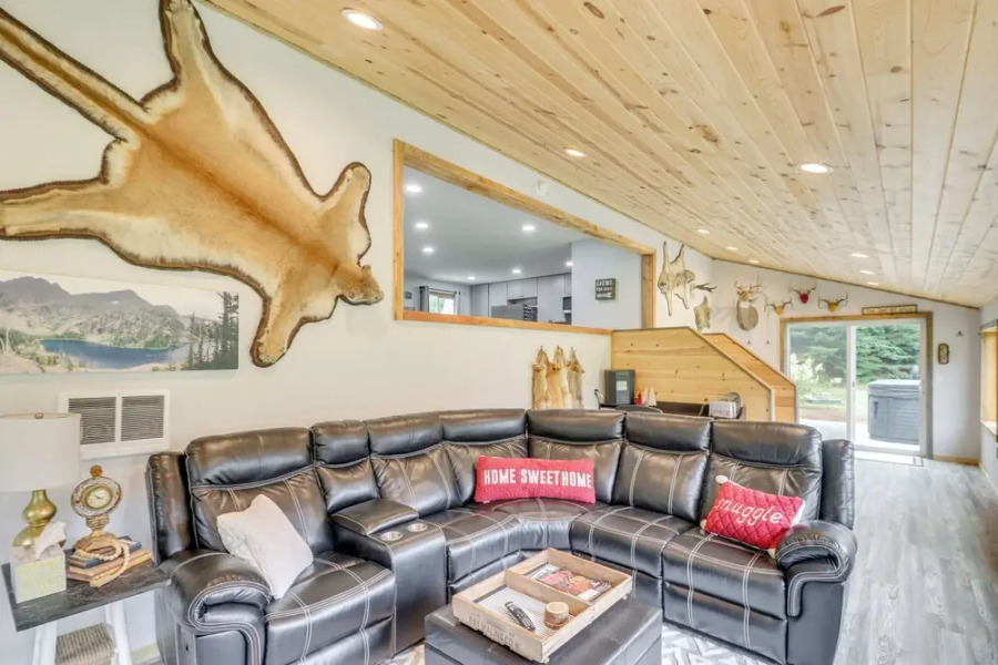 Bigfork Cottage w/ Hot Tub ~ 6 Mi to Flathead Lake