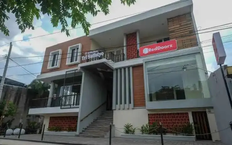 RedDoorz Plus near UMS Solo 2