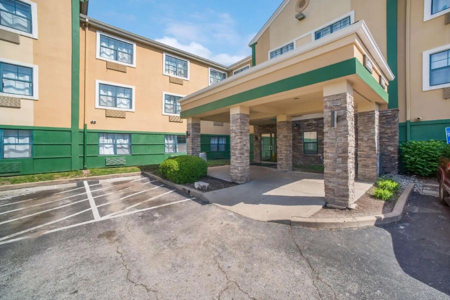 HomeTowne Studios by Red Roof St. Louis - Airport/ N Lindbergh