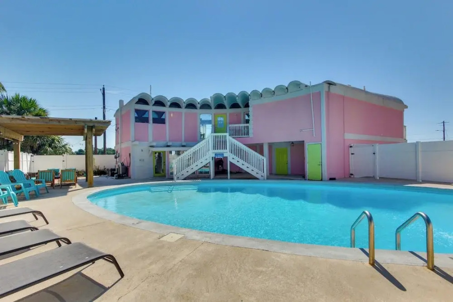 Walk to Beach: Unique Family Gem in Pass Christian