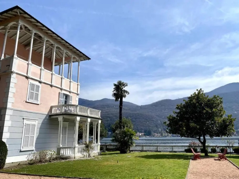 [Charming place with pool, lake and terrace] 135