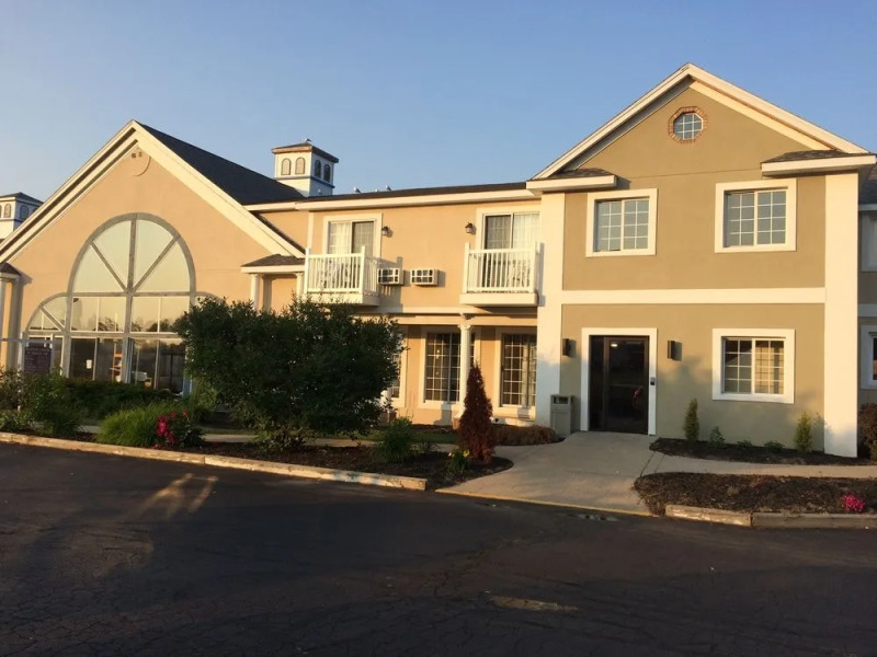 Baymont Inn & Suites St. Ignace Lakefront