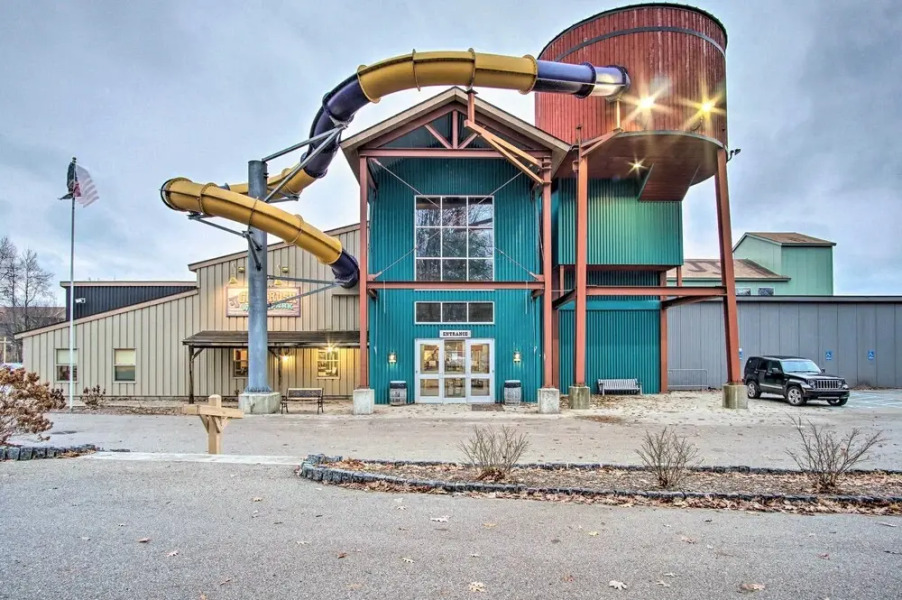 Fire Pit & Porch: Warm & Woodsy Rothbury Escape!