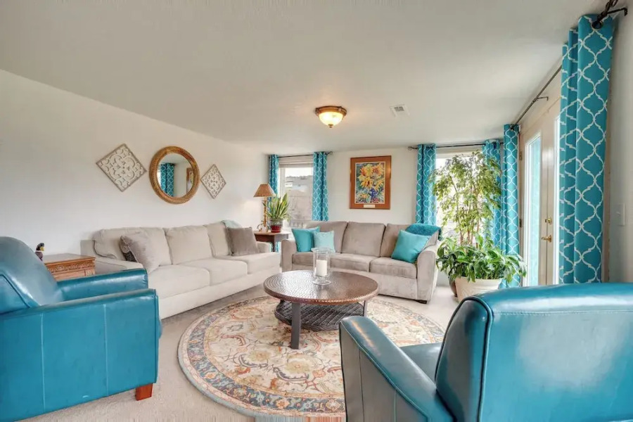 East Wenatchee Home w/ Yard & Hot Tub!