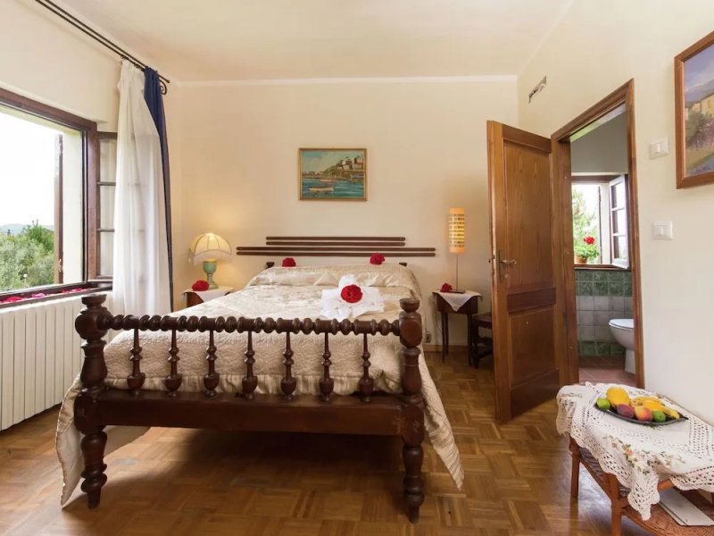 Spacious Villa in Monte San Savino with Swimming Pool