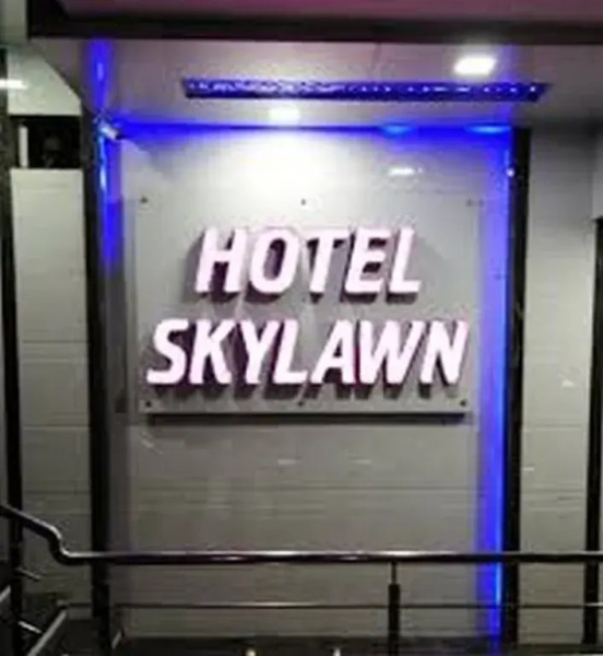 hotel skylawn surat