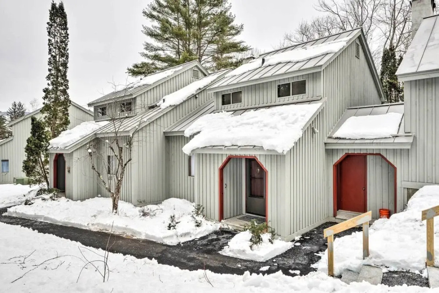 Hartford Escape w/ Fire Pit ~ 3 Mi to Ski & Golf!