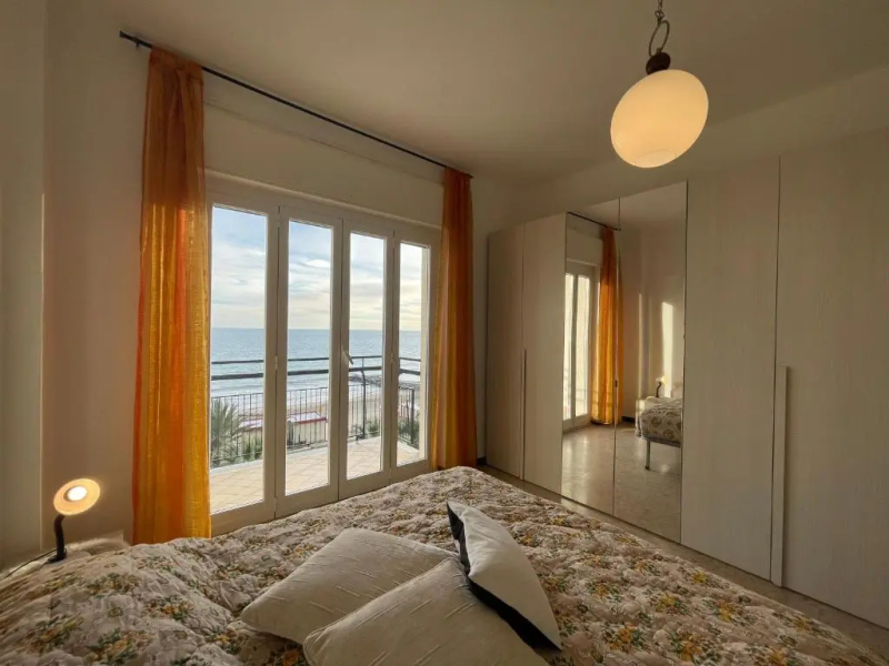 [Via XXV Aprile] 4 Locali - Di Fronte al Mare