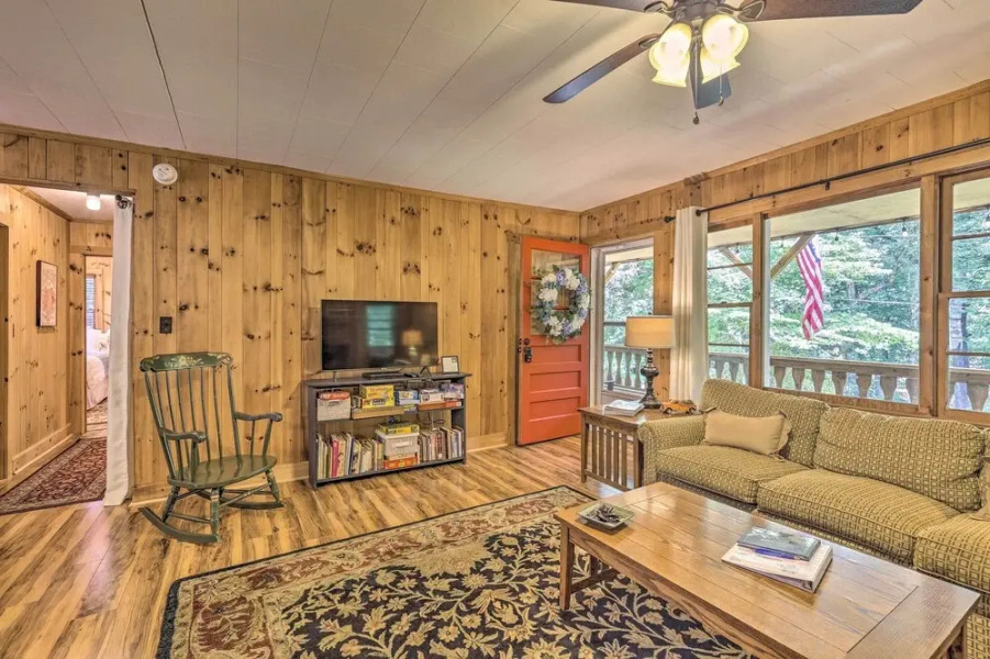 Near Hiking: Roaring Gap Retreat w/ Fire Pit!