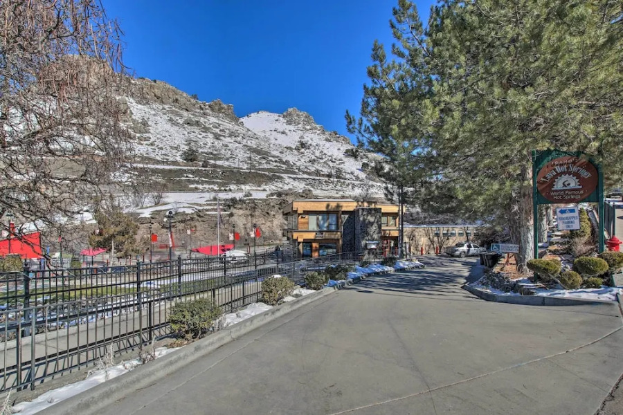 Walk to Lava Hot Springs Pools From Cozy Cabin!