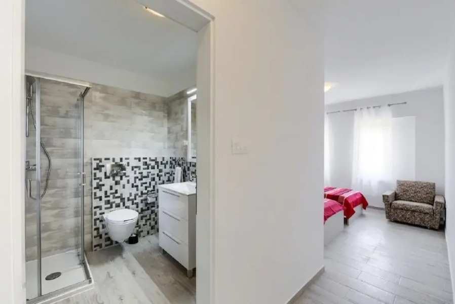 Edi - Amazing Location by the sea - A4