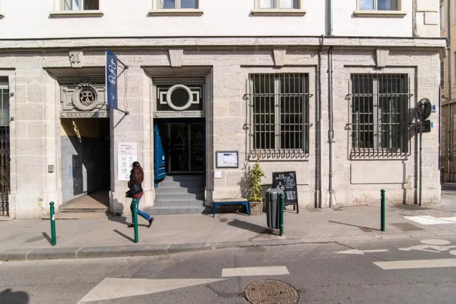 Away Hostel & Coffee Shop