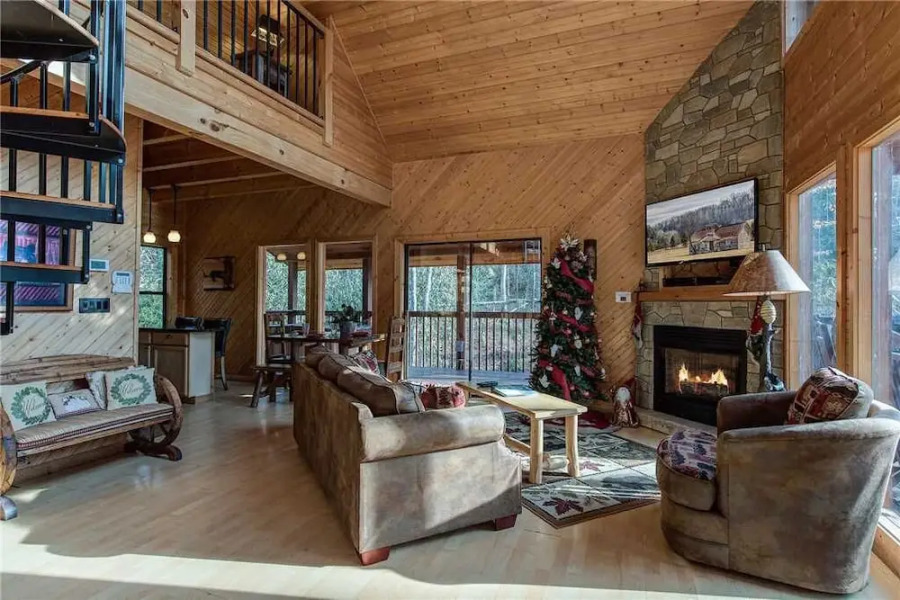 Dreams and Streams 2 Bedroom Home with Hot Tub