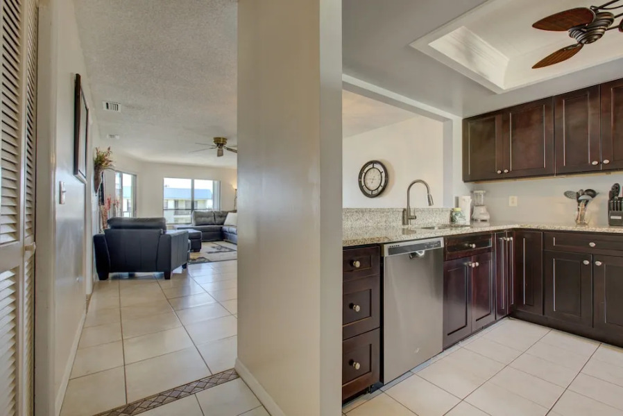 Beach View 207 - 2 Br condo by RedAwning