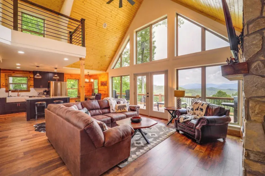 Mountain-view Fleetwood Retreat w/ Deck & Grill