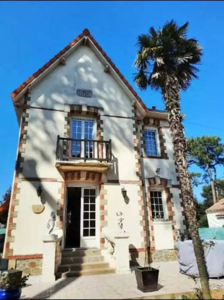 Villa bord de mer avec piscine couverte, bain nordique, salle de jeux.