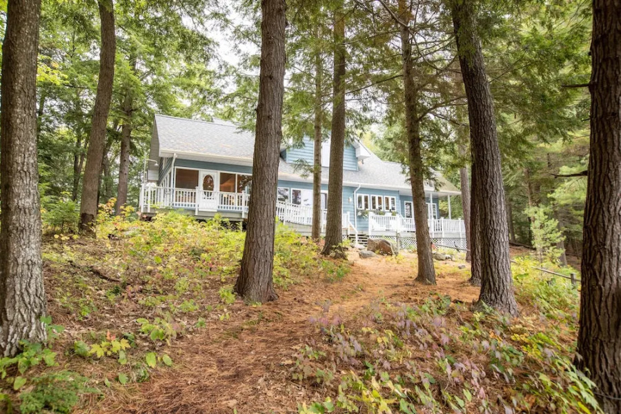 Wildflower Cottage A Fantastic boat access family cottage with a spectacular 500' of waterfront!