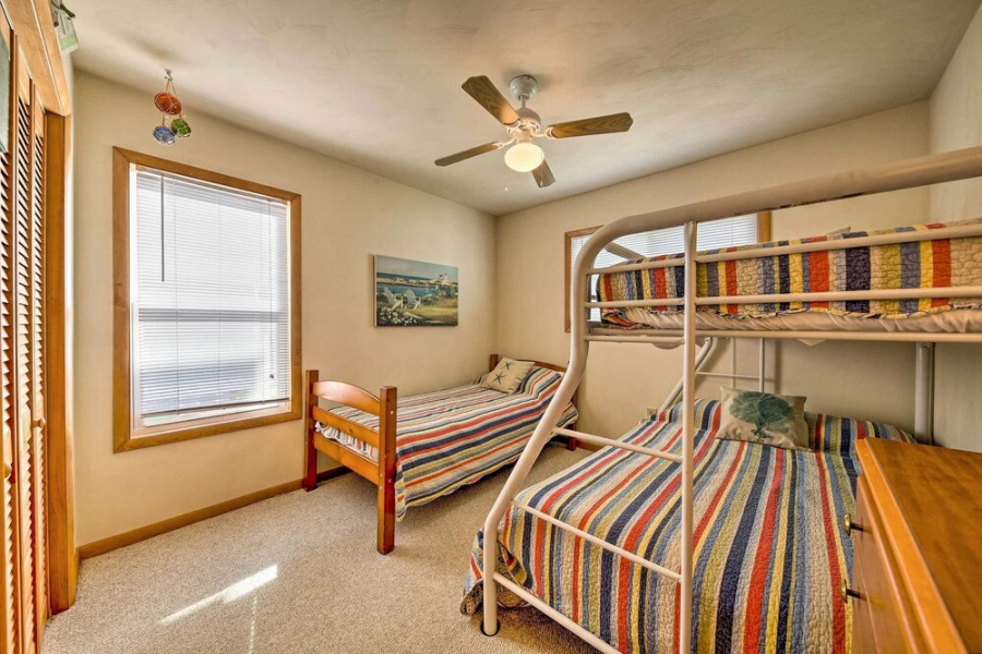 Boat Dock & Kayak: OBX Getaway on the Harbour