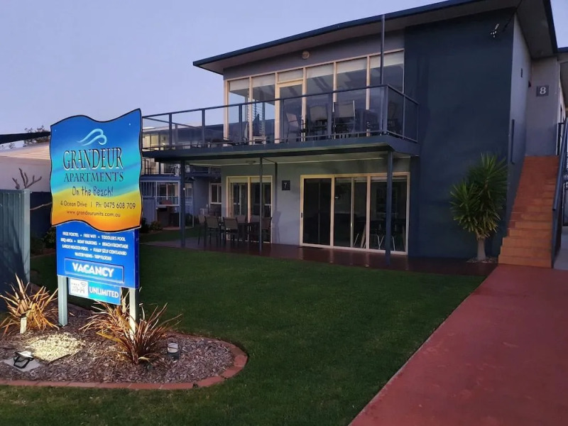 Grandeur Holiday Units