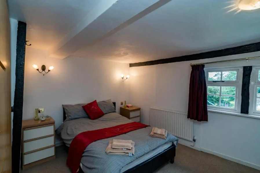 Yew Tree Cottage- Sleeps 12, Garden & Pet-friendly