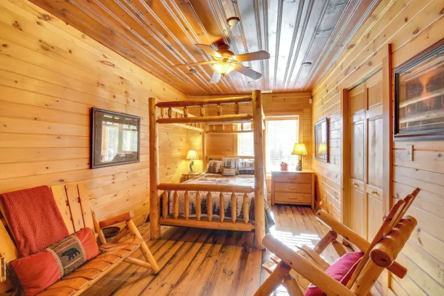 Riverfront Helen Cabin w/ Hot Tub & Deck!