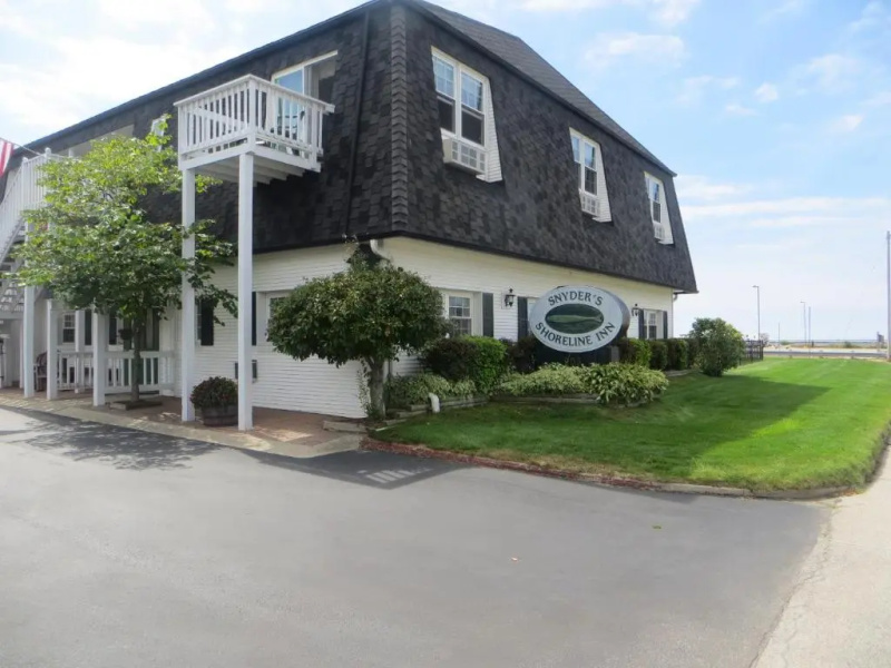 Snyder's Shoreline Inn