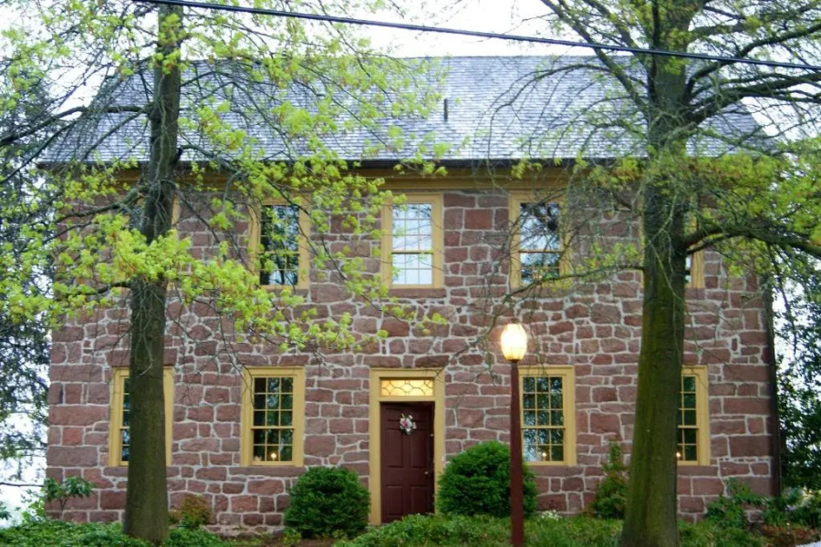 Brownstone Colonial Inn