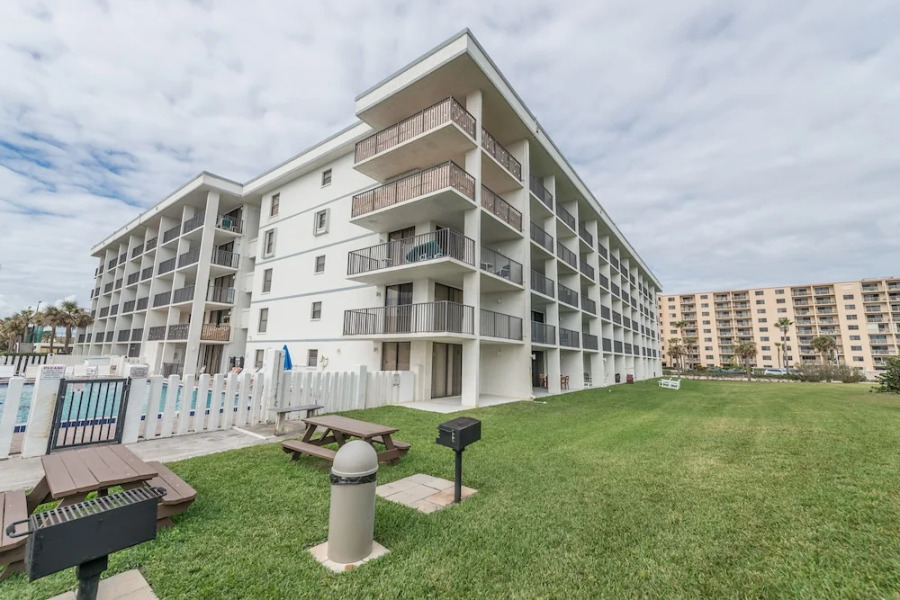 Cape Winds by Happy Palm Stays