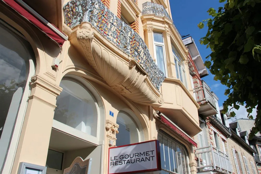 Albert Premier Hotel