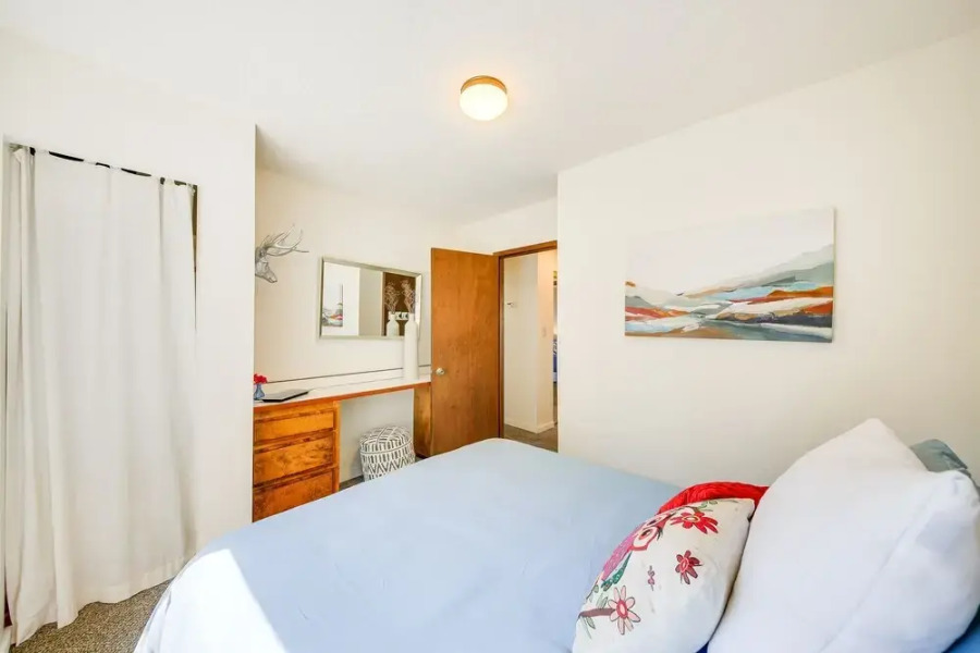 Waterfront Sagle Retreat w/ Hot Tub & Fireplace