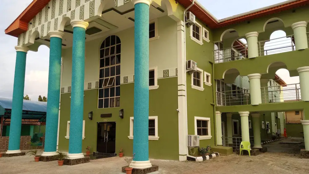 De-Bliss Gold Hotel & Suites