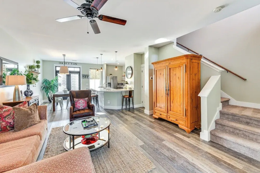 1 Mi to Old Town: Cheerful Bluffton Townhome!