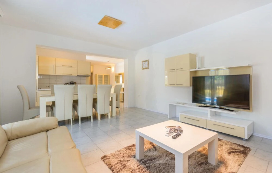 Beautiful Home in Perci With Wifi and 4 Bedrooms