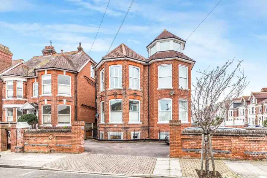 City & Beach at Your Reach - Courtyard & Parking