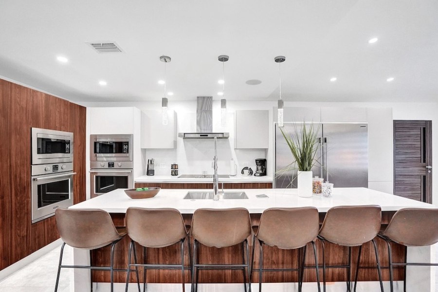 Modern 4BR with Basketball & Hot tub